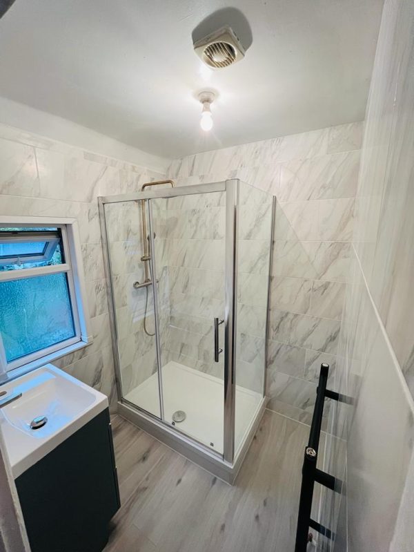 full-bathroom-refurbishment-content-in-image-local-bathroom-fitters-Basingstoke.jpg