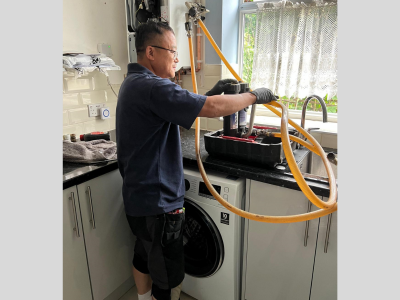 our-gas-eningeer-fixing-central-heating-power-flush-K-B-Plumbing-Heating.png