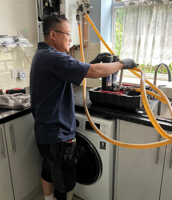 our-gas-eningeer-fixing-central-heating-power-flush-K-B-Plumbing-Heating.png
